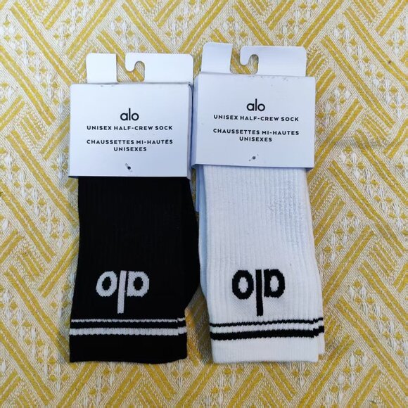 ALO Yoga Accessories - ✨Alo Yoga Socks 2 Pairs white and black